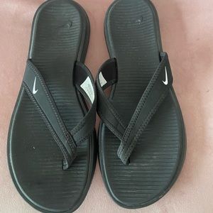 Womens Nike flip flops